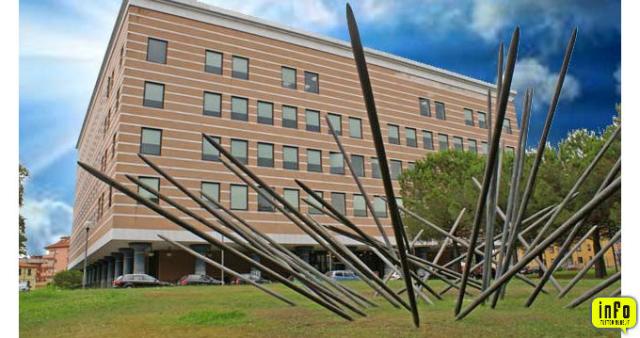 Castelnuovo Magra, braccialetto elettronico al tifoso interista che getta nella spazzatura la sciarpa del Napoli 