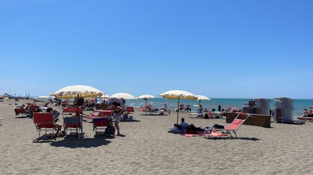 Montalto di Castro (VT), morto 17enne sepolto da sabbia in spiaggia, si era introdotto in una buca scavata per gioco con i fratelli e il padre