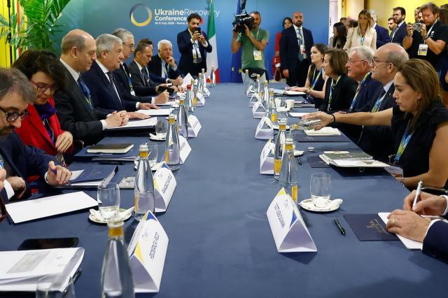 Conferenza per la ricostruzione dell&rsquo;Ucraina di Roma, rifacimento del Paese senza pace: cronaca di una farsa