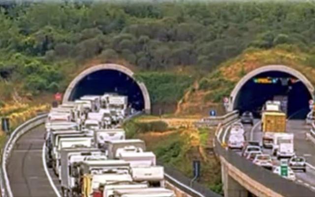 Firenze, incidente sulla Variante di Valico in A1, Fiat Panda ferma in galleria di Base travolta da tir, 3 morti e oltre 7km di coda 