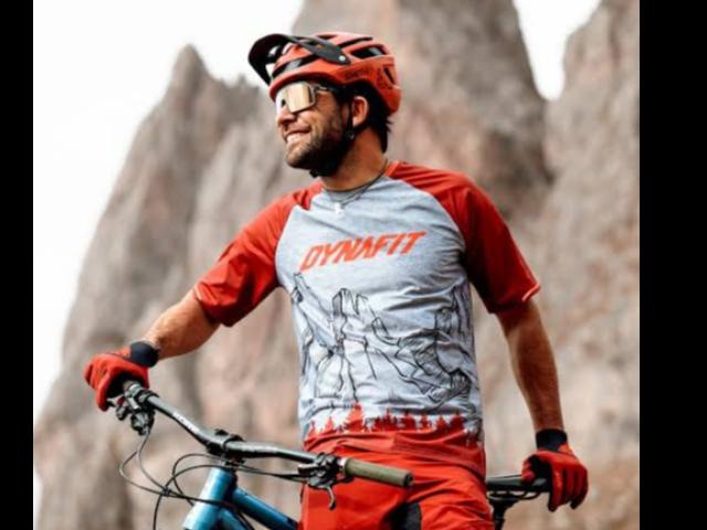 Addio al biker estremo Andreas Tonelli, morto a 48 anni dopo esser precipitato in bici per 200 metri sul Piz Duleda, salma ritrovata in canalone