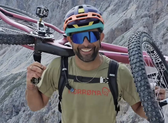 Chi era Andreas Tonelli, il biker estremo morto in un incidente in bici in Val Gardena: precipitato per 200 metri e trovato in un canalone