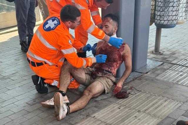 Milano &ldquo;banlieue&rdquo;, americano Nick Pellegrino accoltellato su treno da 2 tunisini, lui: &ldquo;Italia fottutamente folle, immigrati peggio che negli Usa&rdquo;