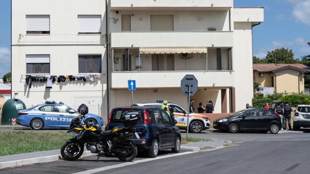 Omicidio-suicidio Pisa, guardia giurata 50enne Alessandro Gazzoli spara a moglie 45enne Samantha Del Grappa con pistola d&rsquo;ordinanza, poi si toglie vita