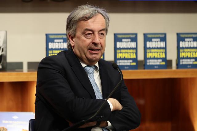 Il dottor Roberto Burioni si infuria sui social con chi parla di effetti collaterali dei vaccini Covid: per lui non esistono?