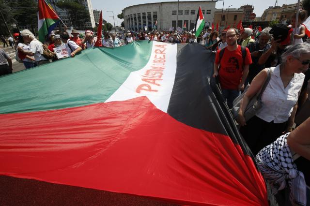 Gaza, il sondaggio: "Quasi 2 italiani su 3 crede che sia in corso un genocidio, per il 47% Israele si comporta come la Germania nazista"