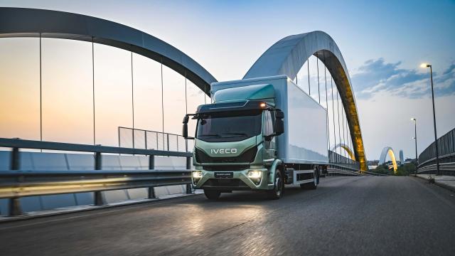 Iveco tratta la cessione di Defence Vehicles a Leonardo per &euro;1,6 mld; il governo spinge per una soluzione industriale italiana