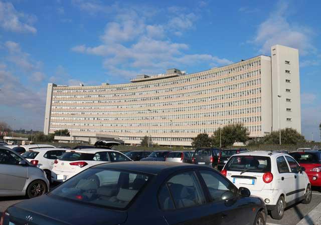 Roma, colpita da infarto mentre accompagna sorella in ospedale, salvata dal massaggio cardiaco della dottoressa, il malore improvviso nel reparto di Ematologia