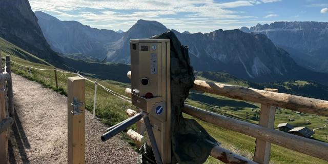 Val Gardena, installato il tornello a pagamento del sentiero Seceda con la gabella da 5 euro per i forestieri