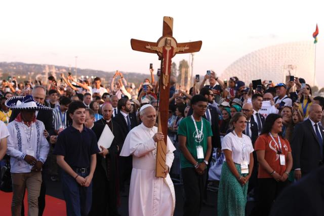 I Papa Boys tra invidia generazionale e insidie del digitale, i nostri giovani conservano la fede in un mondo che sembra averla smarrita e svuotata