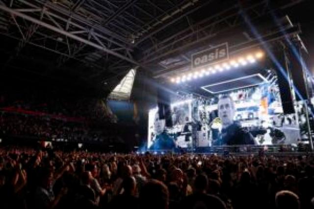 Wembley, 40enne cade dalla tribuna e muore al concerto degli Oasis, volo di 50 metri, i Gallagher: "Scioccati e addolorati"