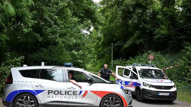 Amiens, 32enne sgozzato, sventrato e disposto in croce in un parco di Pont‑de‑Metz, ipotesi omicidio durante rito satanico