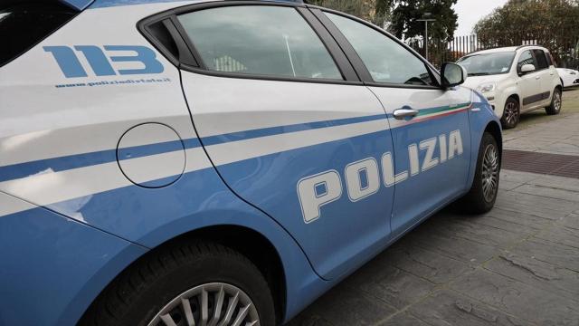 La Spezia, sfregia la convivente al volto con una coltellata, i passanti lo inseguono e rischia il linciaggio