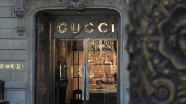 Gucci, protestano 1000 dipendenti italiani per il bonus negato di &euro;600: proclamato lo stato di agitazione dai sindacati