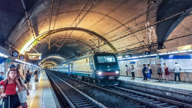 Sanremo, giovani in stato di ebbrezza bloccano un treno in stazione, il questore firma il foglio di via