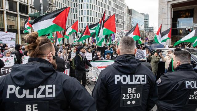 Germania, continua censura pro-Israele, polizia Berlino reprime slogan 'Dal fiume al mare, la Palestina sar&agrave; libera', portavoce Dierschke: "Costituisce reato"
