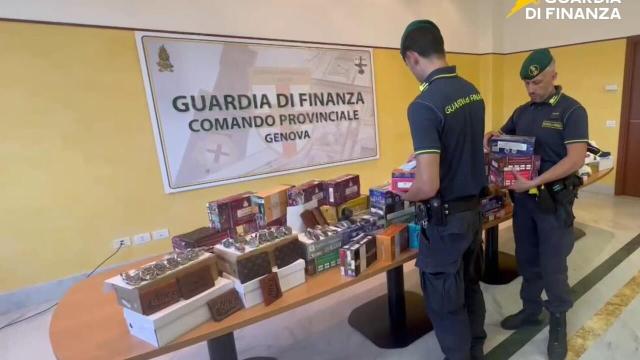 Genova, in negozio falsi orologi Rolex e scarpe della Nike, blitz della guardia di finanza in quattro negozi