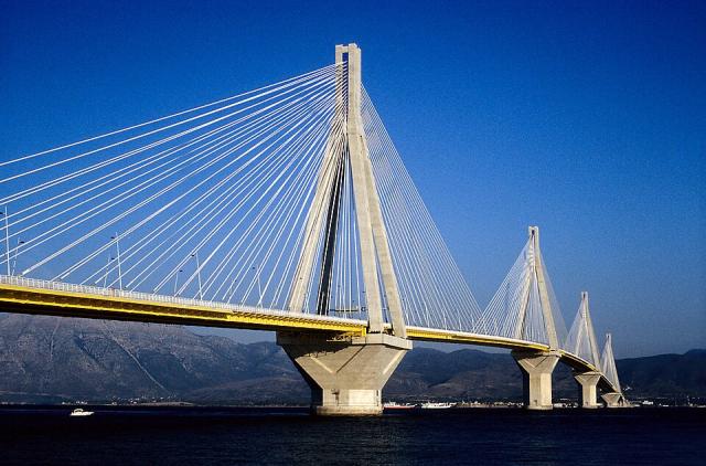 Al via i lavori per la costruzione del ponte sullo stretto di Messina: un'opera inutile che forse anche dannosa 