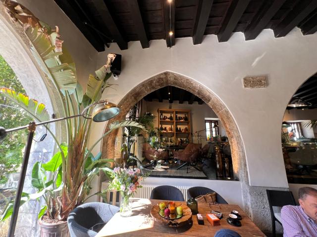 Dopo nove lunghi anni di silenzio, la storica piazza di Pieve di Cadore torna a pulsare grazie alla riapertura del Gran Caff&egrave; Tiziano, nel gioiello del Quattrocento, al pian terreno del Palazzo della 