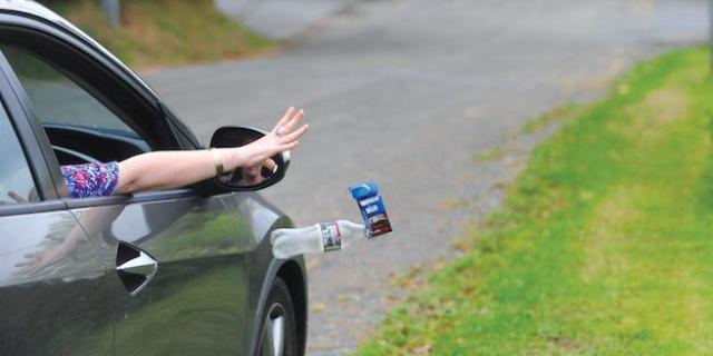 Nuove sanzioni per chi getta immondizia dal veicolo, dai 1118&euro; per fazzoletti e sigarette a 18mila&euro; di multa e arresto per &ldquo;rifiuti pericolosi&rdquo;