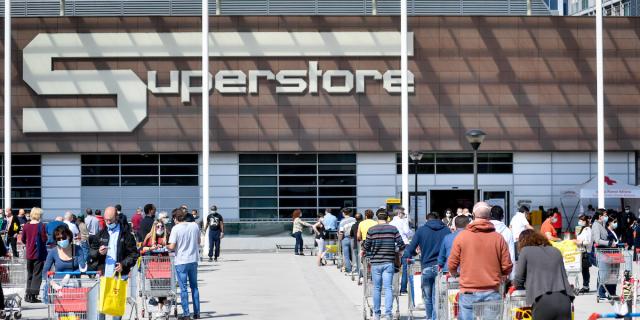 Milano banlieue, 25enne polacco completamente nudo tenta di rubare alcolici, poi aggredisce poliziotti, arrestato all'Esselunga di Lorenteggio