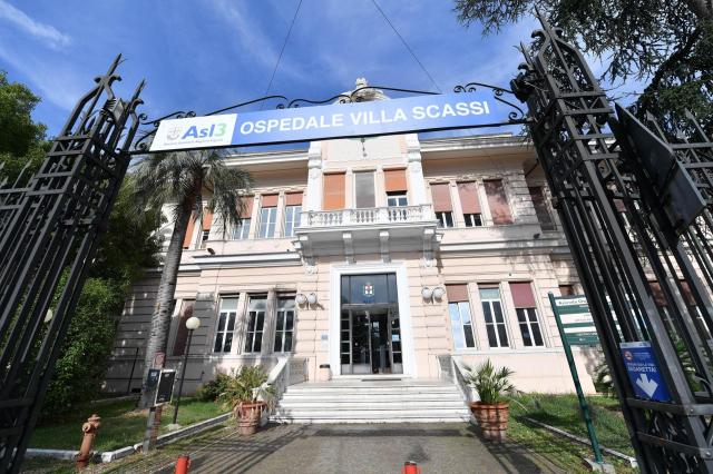 Genova, giovane si addormenta con la sigaretta accesa, il materasso prende fuoco e lui resta ustionato