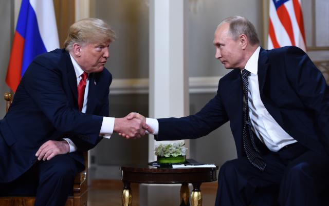 In attesa dello storico incontro Trump-Putin in Alaska rileggiamo un libro-bufala che li accusava entrambi: "Casa di Trump-Casa di Putin": finto dossier in stile clintoniano