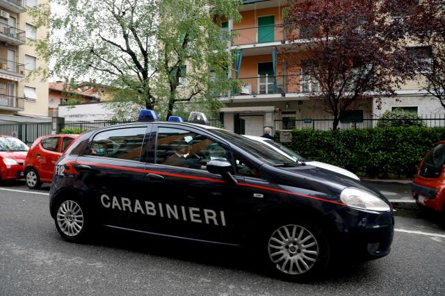 La Spezia, 57enne uccide ex moglie con 3 coltellate e si costituisce, aveva braccialetto elettronico ma dispositivo malfunzionante da 10 giorni