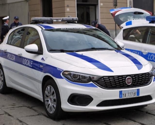 Genova, guida la moto con la patente del fratello gemello, denunciato per sostituzione di persona