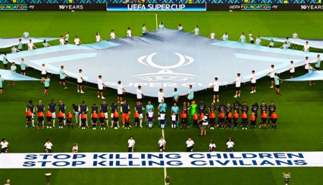 Striscione esposto dalla Uefa a Udine