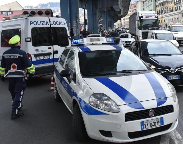 Genova, resta vittima di un incidente ma i vigili gli fanno la multa, i genitori di un sedicenne li denunciano