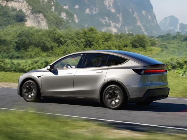 Tesla, lanciata la nuova auto elettrica Model Y L a sei posti; il prezzo di partenza &egrave; di circa 47.200 dollari