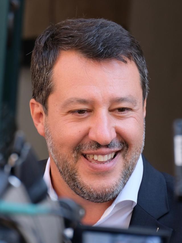 Salvini contro Macron: "si attacchi al tram, vada lui in guerra"; parole dure, ma fondamentalmente condivisibili