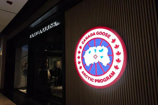 Canada Goose verso il delisting, Bain Capital valuta la cessione, offerte fino a 1,4 miliardi, titolo vola a Wall Street (+13%)