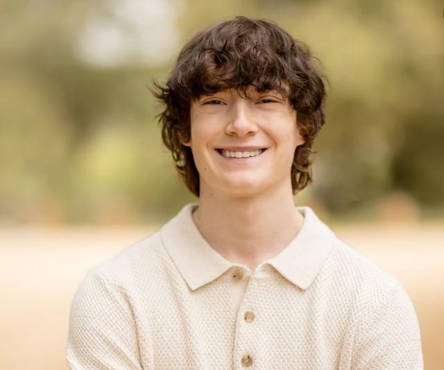 California, 16enne Adam Raine morto suicida, i genitori  fanno causa ad OpenAI: "ChatGpt ha aiutato nostro figlio a uccidersi"