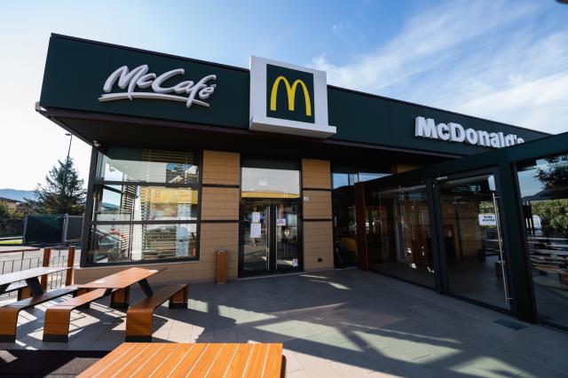 McDonald's, il ristorante di Palaia riapre rinnovato: nuovi spazi, area family e arredi donati ad associazioni locali