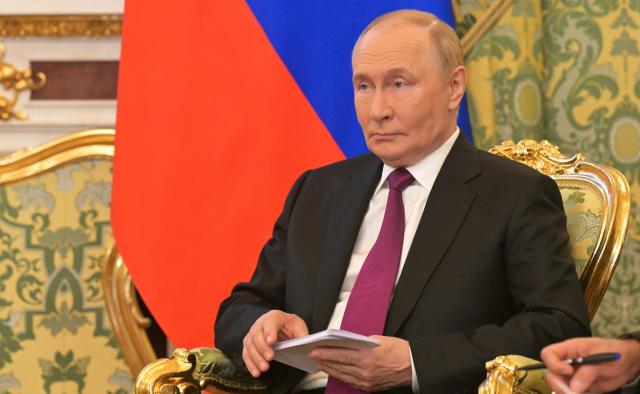Vertice in Cina, Putin: "L'Occidente distorce la verit&agrave; storica sulla seconda guerra mondiale e punta alla militarizzazione"