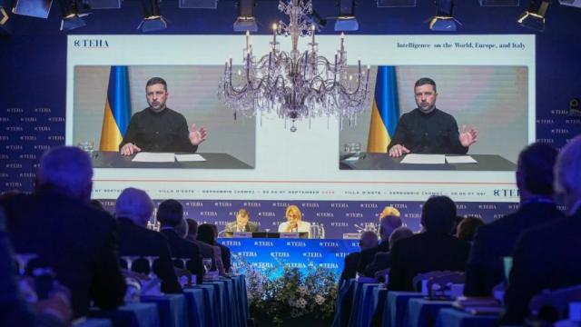 A Cernobbio va in scena l&rsquo;ennesima rappresentazione pro Zelensky: la presenza del leader ucraino a cosa &egrave; servita? Ipocrisia assoluta