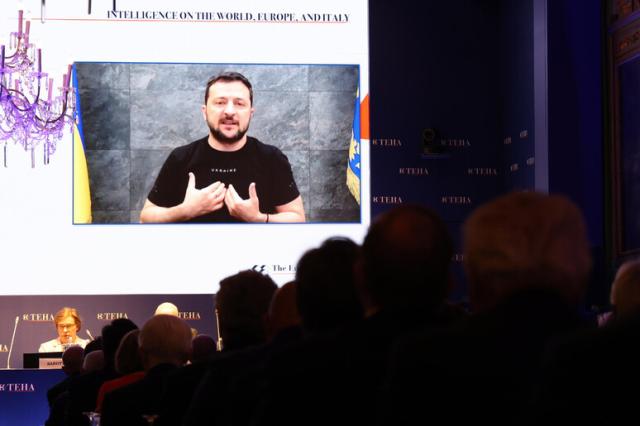 Zelensky apre il Forum Ambrosetti: strategia militare al posto di strategie competitive. Originale, no?