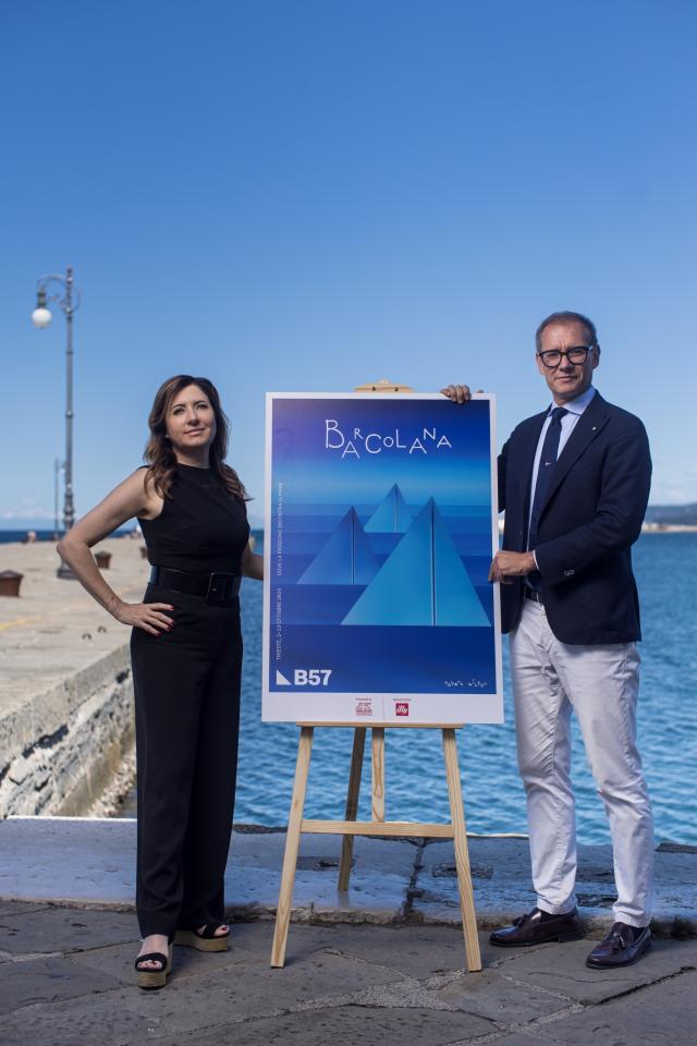 illycaff&egrave; e Barcolana, presentato il manifesto di Robert Wilson per la regata 2025, un omaggio al blu, tra luce, mare e appartenenza