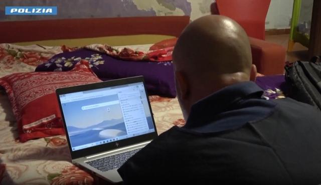 Mantova, arrestato estremista islamico 37enne del Bangladesh, accusato di "arruolare giovani per azioni terroristiche", nel telefono video di addestramento militare