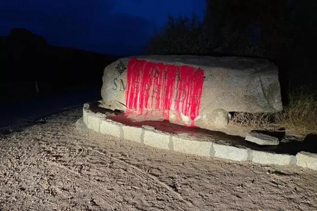 Sardegna, proteste contro soldati Idf ospiti nei resort: vernice rosso sangue e cartelloni 'Free Palestine' sulla roccia della Costa Smeralda