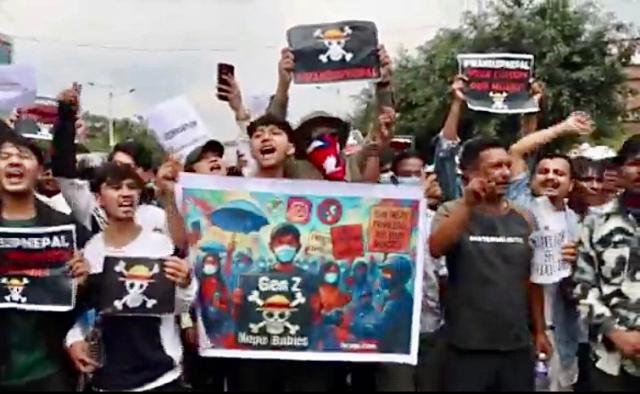 Grave crisi politica in Nepal, dimissioni del Premier e del Presidente dopo violente proteste della Generazione Z per il ban dei social