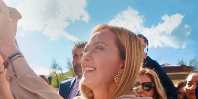 Meloni, Charlie Kirk e la fiera del paradosso: tutti froci con il culo degli altri, anche coi fucili