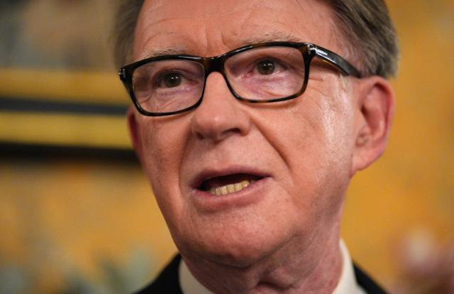 Epstein fa saltare un'altra testa: arrestato l'ex ambasciatore inglese Mandelson a Londra per "cattiva condotta in ufficio pubblico"