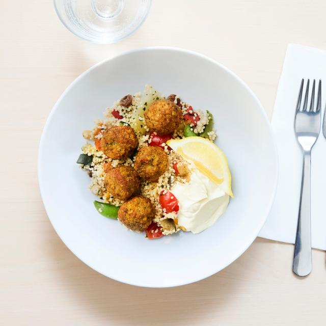 IKEA, celebrati 40 anni di polpette, con una novit&agrave;: in arrivo il falafel, tra tradizione svedese e gusto internazionale 