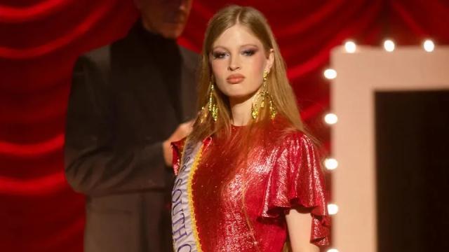 New York Fashion Week 2026, figlia trans di Elon Musk Vivian Wilson in passerella per Alexis Bittar, ex Doge: &ldquo;Comunista ucciso da virus woke&rdquo;