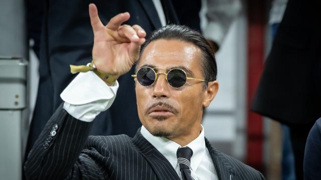 Salt Bae ha inaugurato poche ore fa il suo ristorante di carne nel centro di Milano, primo in Italia