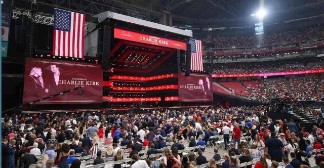 Attentato a Charlie Kirk, chi era l&rsquo;attivista MAGA: da posizioni anti-Covid e vaccino a negazionismo su cambiamento climatico, moglie ex miss Arizona