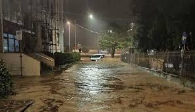 Liguria, forti temporali in Val Bormida, nel savonese esondano torrenti e allagano piazze e strade